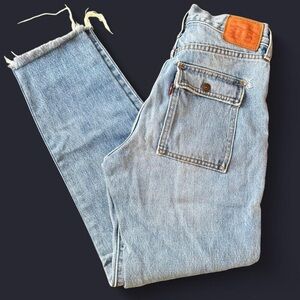 Levi’s - high rise blue jeans with frayed hem
